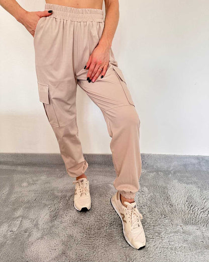 Unsere Damen Army Cargopants in Trendfarbe Beige jetzt mit Stil unterwegs. Große Seitentaschen mit Funktionalität und Style, ideal für das Outdoor, Freizeit oder lässige Stadtausflüge. Ein Must-have für jede Frau, um ein sportliches, elegantes Outfit mit einem Hauch von Abenteuer zu erlegen.