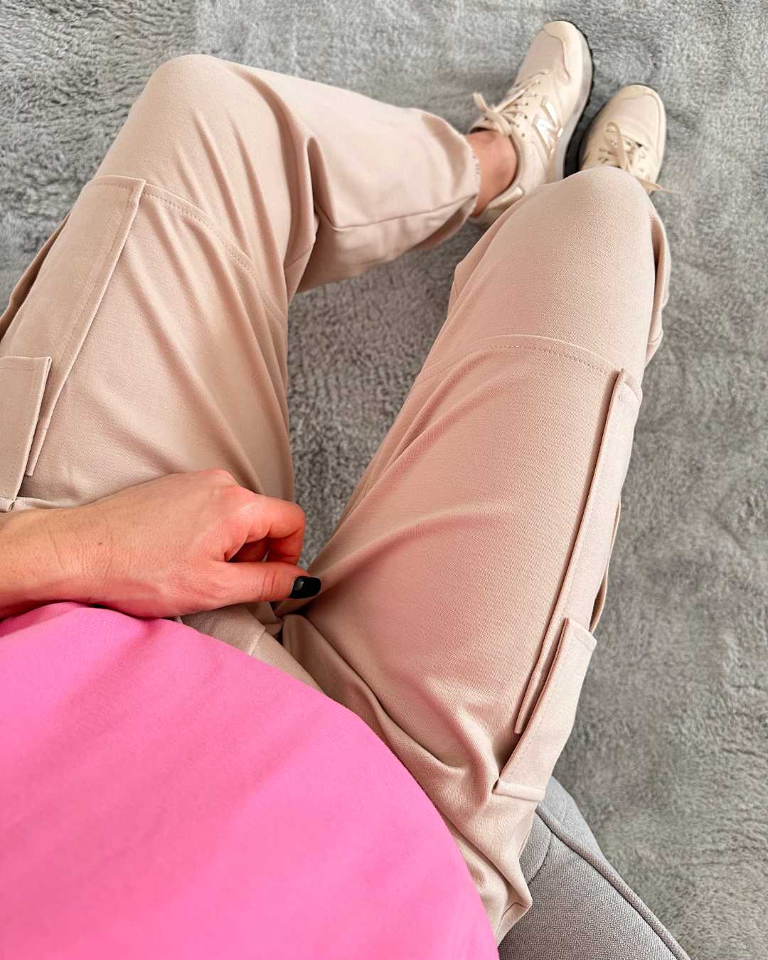 Unsere Damen Army Cargopants in Trendfarbe Beige jetzt mit Stil unterwegs. Große Seitentaschen mit Funktionalität und Style, ideal für das Outdoor, Freizeit oder lässige Stadtausflüge. Ein Must-have für jede Frau, um ein sportliches, elegantes Outfit mit einem Hauch von Abenteuer zu erlegen.