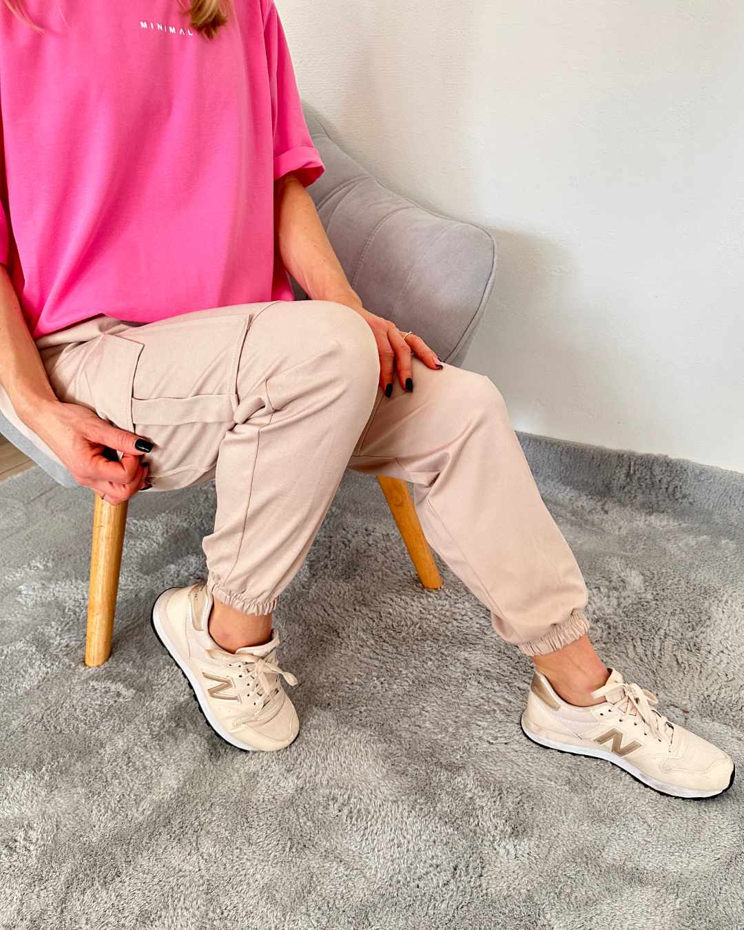 Unsere Damen Army Cargopants in Trendfarbe Beige jetzt mit Stil unterwegs. Große Seitentaschen mit Funktionalität und Style, ideal für das Outdoor, Freizeit oder lässige Stadtausflüge. Ein Must-have für jede Frau, um ein sportliches, elegantes Outfit mit einem Hauch von Abenteuer zu erlegen.