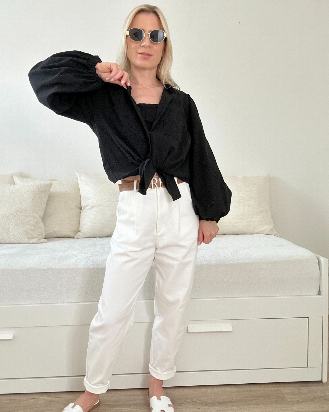 Model ist  160 cm groß, trägt das Schwarze Geknöpftes Umschlagkragen, Hemd mit breitem Arm, V-Ausschnitt, und Brusttaschen plus ärmelloses Top aus 100 % Baumwolle, dazu trägt Sie unsere Ecru Damenhosen, das Hemd ist umgewickelt vorne in eine Schleife alles auf ein Weißenhintergrund, leicht und lockerer Style für jeden Tag, Accessoires: Gürtel, Nella Fashion Shop Deutschland 