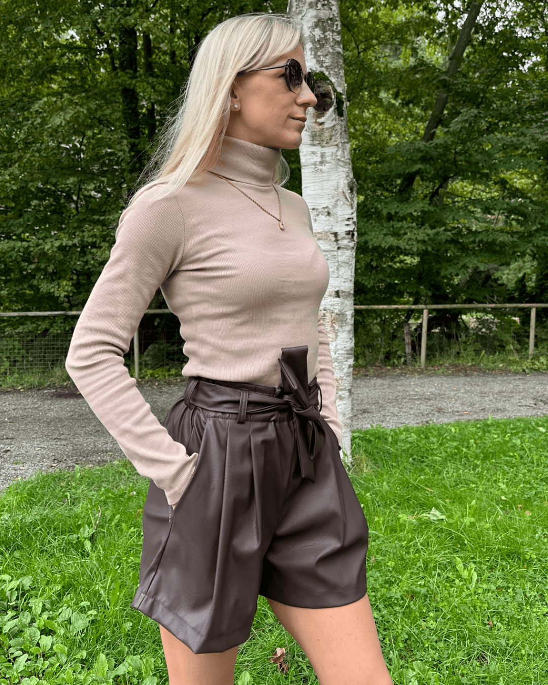 Damen Herbst Outfit mit unseren Damen Gerippter BASIC Beige Rollkragenpullover Selfi aus 95 % Baumwolle sehr weicher Stoff in Größe M oder L und Kunstleder Shorts Schokolade mie einer Schleife (Gürtel) in Größe XS bis L gekoppelt mit schnürboots damen 1