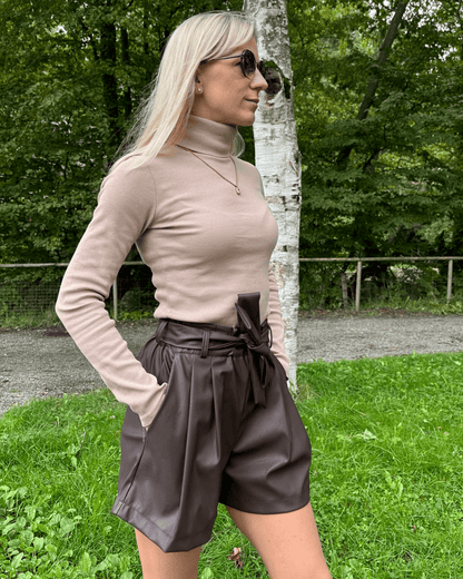Damen Herbst Outfit mit unseren Damen Gerippter BASIC Beige Rollkragenpullover Selfi aus 95 % Baumwolle sehr weicher Stoff in Größe M oder L und Kunstleder Shorts Schokolade mie einer Schleife (Gürtel) in Größe XS bis L gekoppelt mit schnürboots damen 1