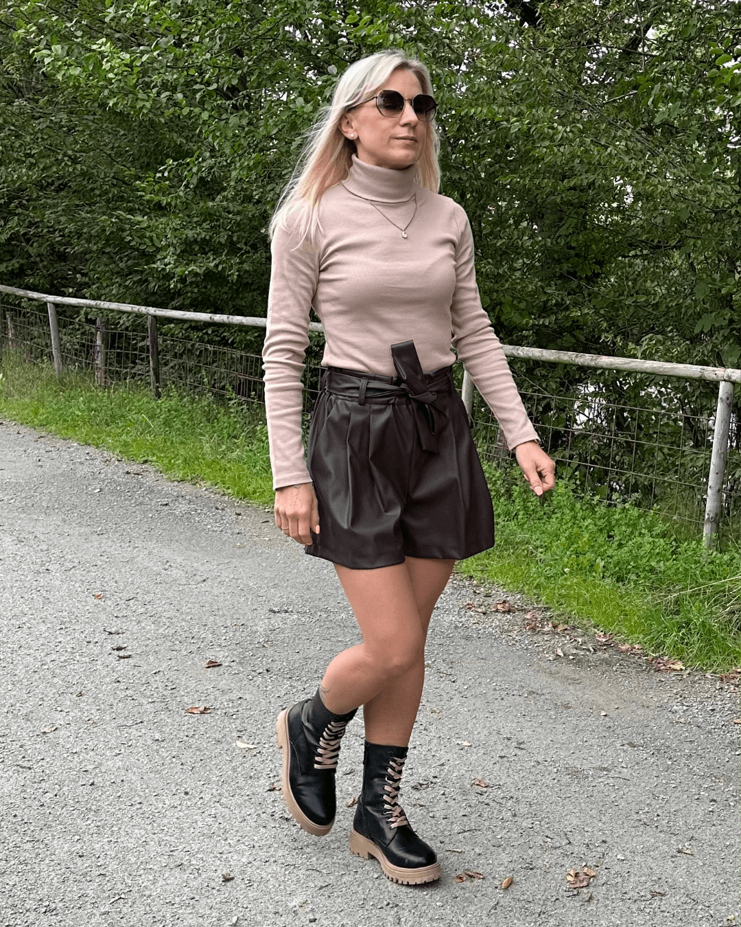 Damen Herbst Outfit mit unseren Damen Gerippter BASIC Beige Rollkragenpullover Selfi aus 95 % Baumwolle sehr weicher Stoff in Größe M oder L und Kunstleder Shorts Schokolade in Größe XS bis L mit einer Schleife (Gürtel) gekoppelt mit schnürboots damen  2