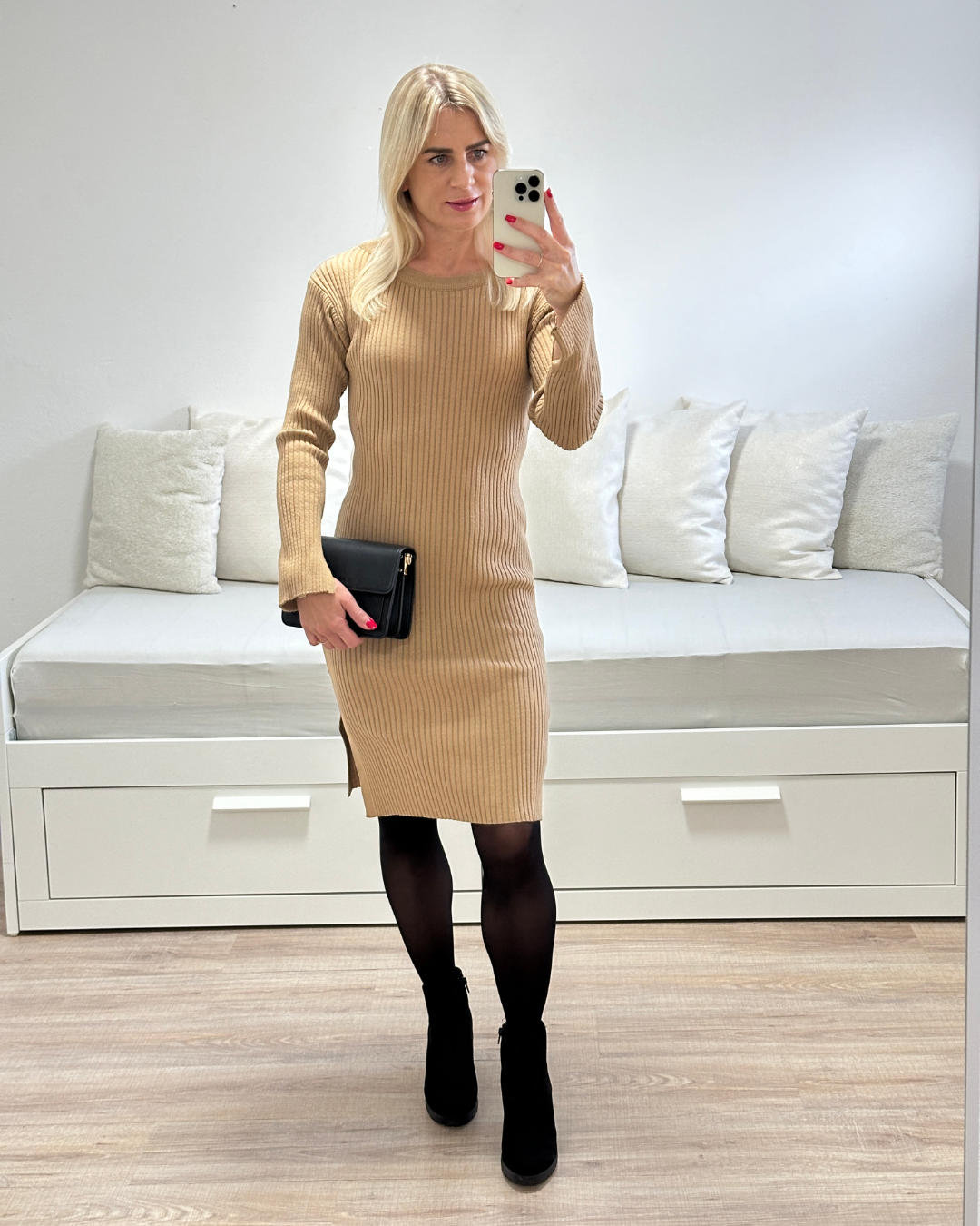 Damen gerippte Pullover Kleid Rundhalls Camel Farbe ist sportlichen und eleganten Kombinationen aus Strickkleid mit Schlitz.  Damen Rundhals Kleid ist tailliert, und eng was die weibliche Figur perfekt betont. Mittellanges Kleid mit Rundhals Ausschnitt und lange Ärmel.