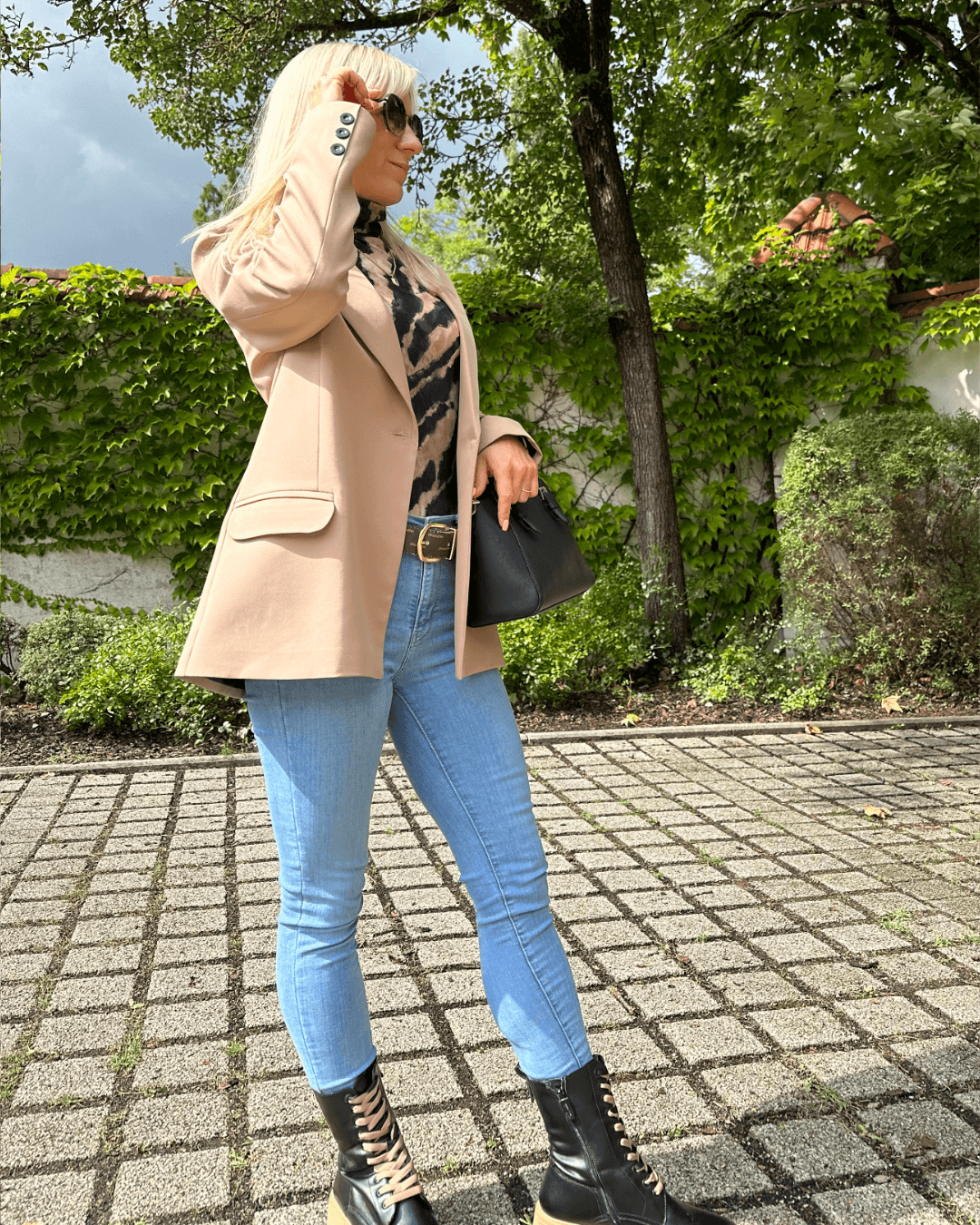 Damen Herbst Winter Outfit Oversized-Blazer lang mit ein Knopf und Seitentaschen Beige in der Größe 36 mit Damen Rollkragenpullover Leopardenmuster und Schnürboots 