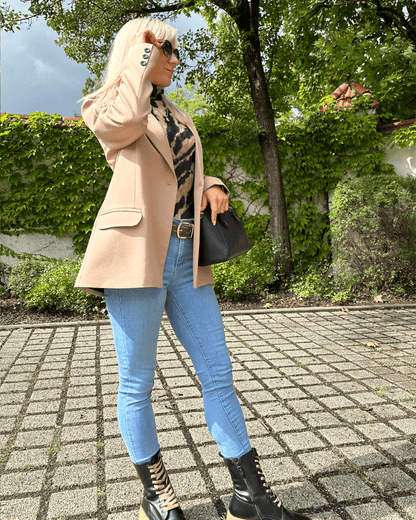 Damen Herbst Winter Outfit Oversized-Blazer lang mit ein Knopf und Seitentaschen Beige in der Größe 36 mit Damen Rollkragenpullover Leopardenmuster und Schnürboots 