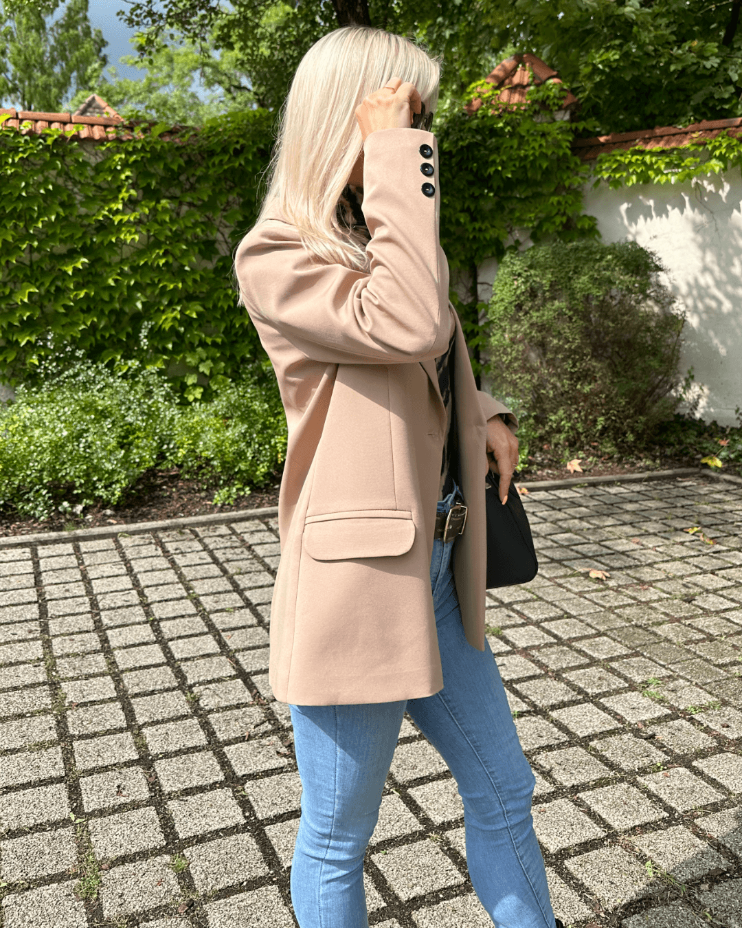 Damen Herbst Winter Outfit Oversized-Blazer lang mit ein Knopf und Seitentaschen Farbe Beige in der Größe 36 mit Damen Rollkragenpullover Leopardenmuster