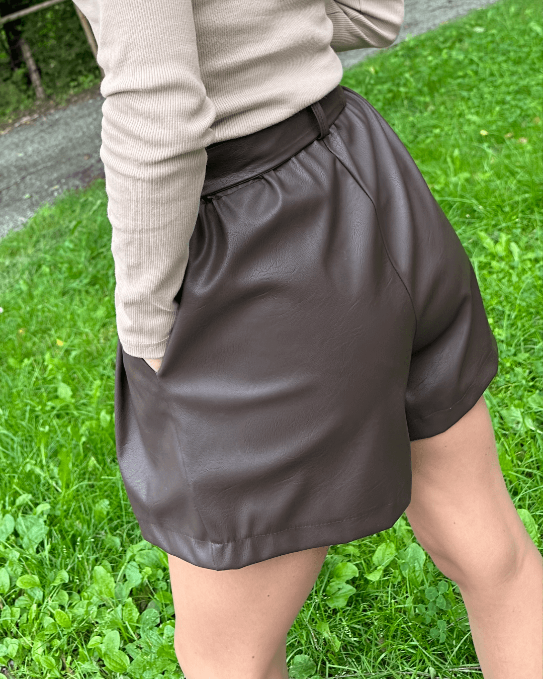 Damen Kunstleder Shorts Schokolade hinten 