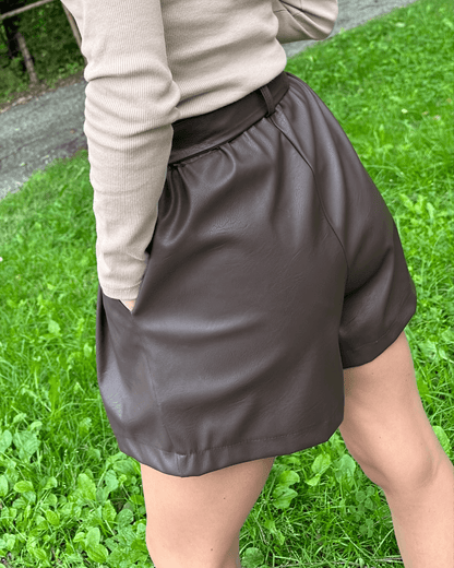 Damen Kunstleder Shorts Schokolade hinten 