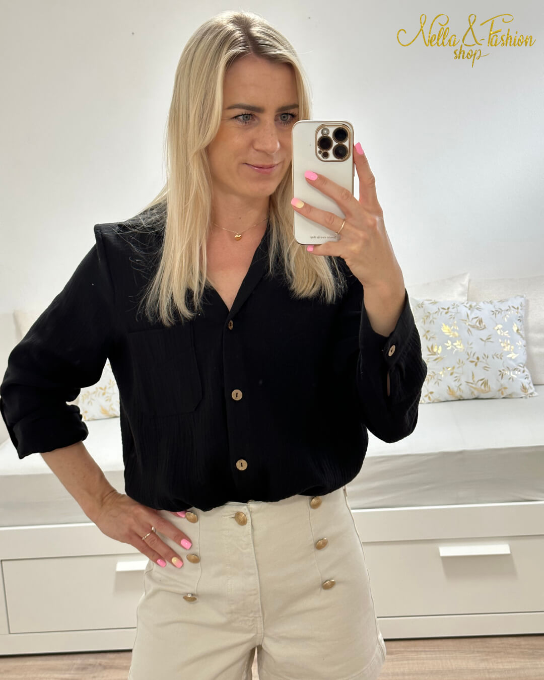 Damen Musselin Hemd 100 % Baumwollhemd Schwarz Leicht Locker und Elegant Damen Musselin Hemd 100 % Baumwollhemd aus 100 % Baumwolle, leicht und luftig sehr weiches Material.  Hemd mit Knöpfen und Brusttasche, Langarm mit Möglichkeit auf 3/4-Ärmeln und klassischem Umlegekragen  in Oversized-schnitt dazu bequem und mit Stil. Frauenhemd mit V-Ausschnitt betont die Weiblichkeit.