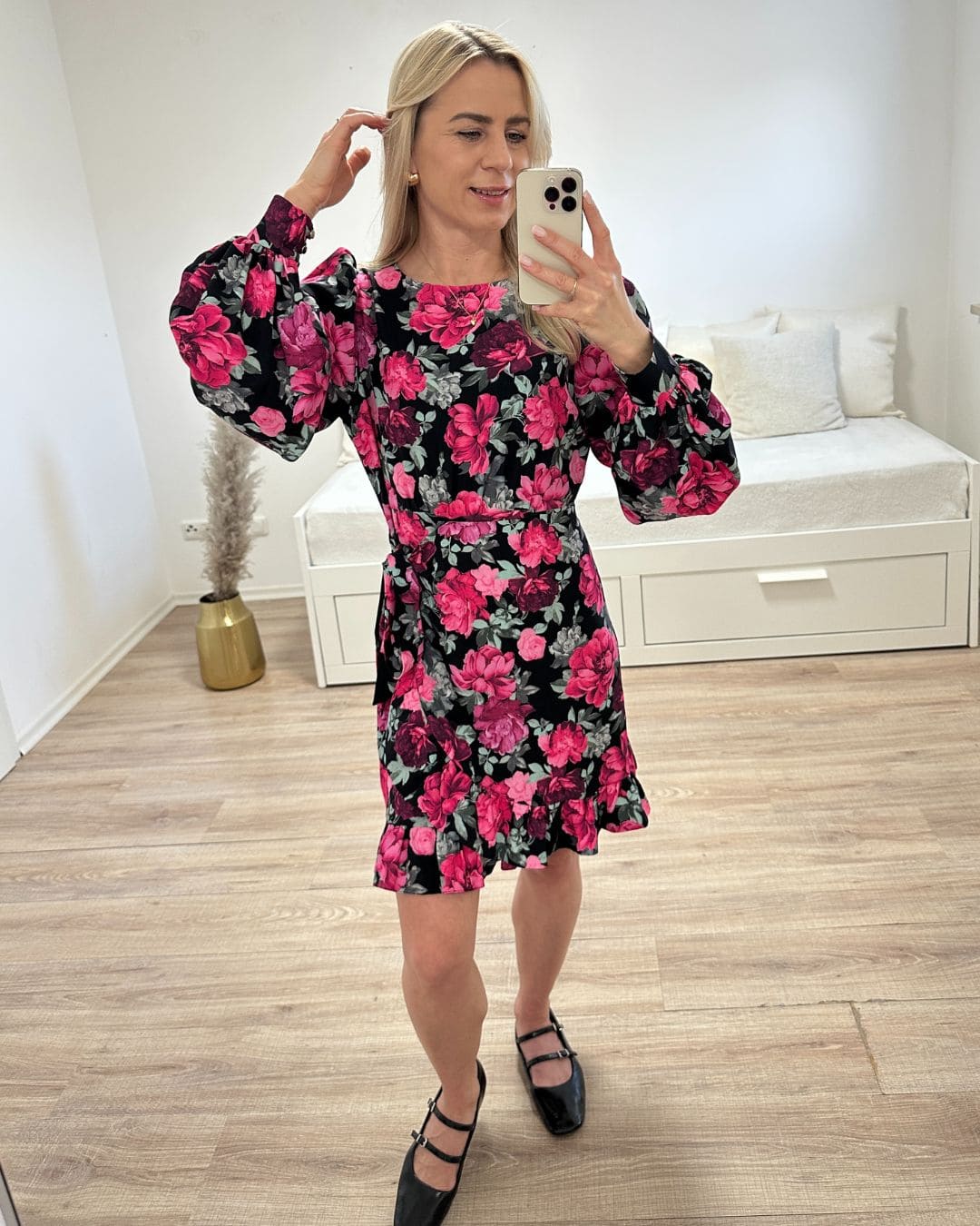 Model ist 160 cm groß und präsentiert der Langarm Rundhals Mini Wickel Kleid Marbella mit Rosen Print in der Größe S aus 70 % Viskose und 30 % Polyester. Foto auf weißen Hintergrund. Nella Fashion Shop 