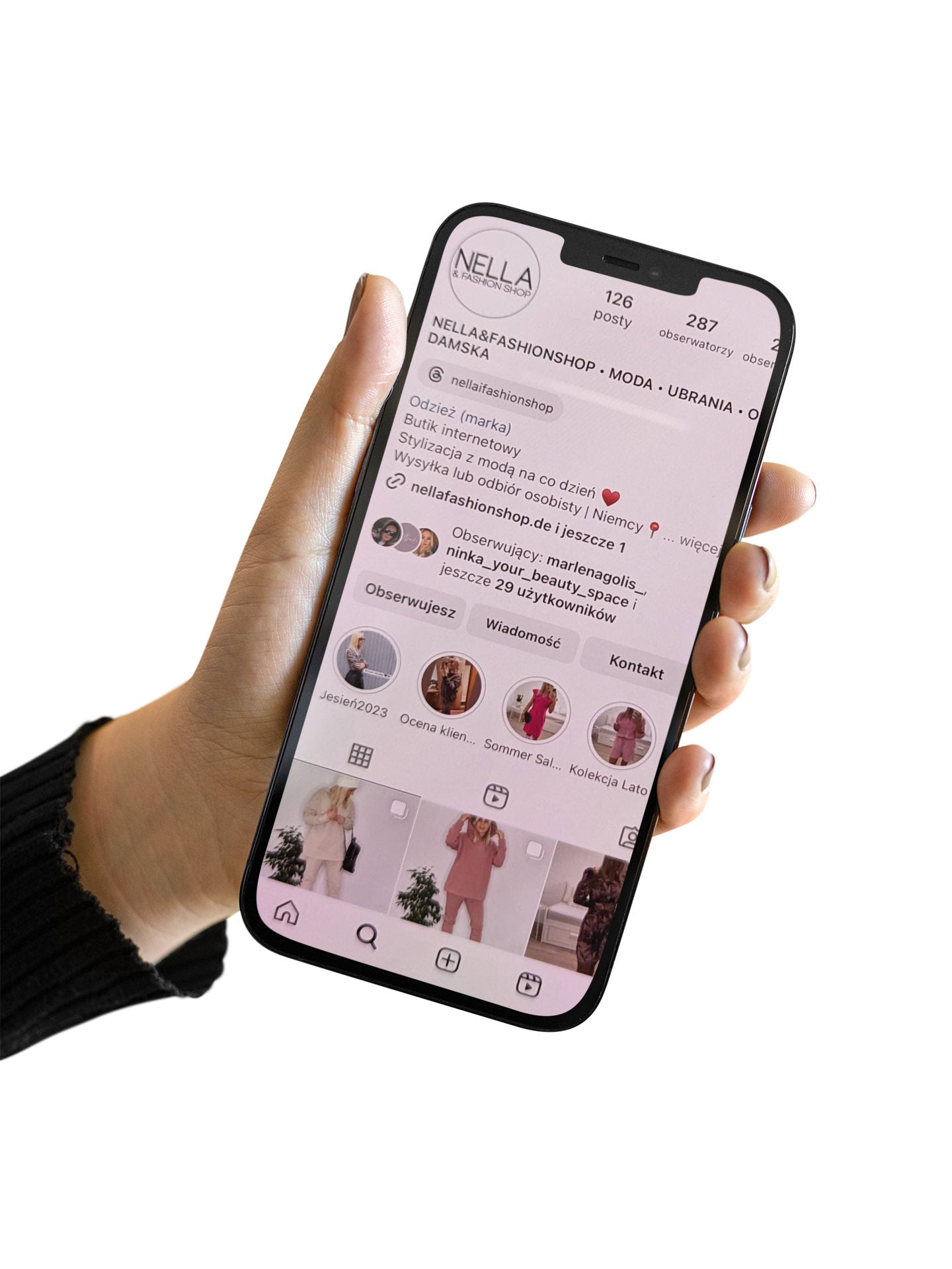 Folge Nella Fashion Shop auf Social Media - Foto mit Handy auf dem Instagram Profil von Nella Fashion Shop ist.