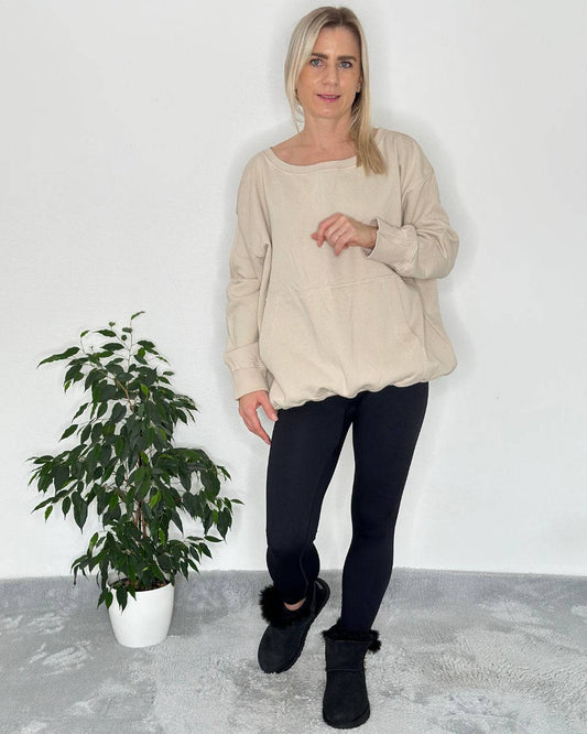 Hell Beige Oversized Langarm-Sweatshirt Rundhals, mit schulterfreien Oberteilen und Kängurutaschen aus Baumwolle, innen gefüttert, Oberteil ist lang und mit gerippten Bündchen, Ärmelenden und Einheitsgröße XS bis XL. 
