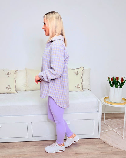 Modell ist  160 cm groß mit seitliche Ansicht des Kariertes-Hemd von Nella Fashion Shop, deutlich sichtbarer Längenunterschied zwischen Vorder- und Rückseite.