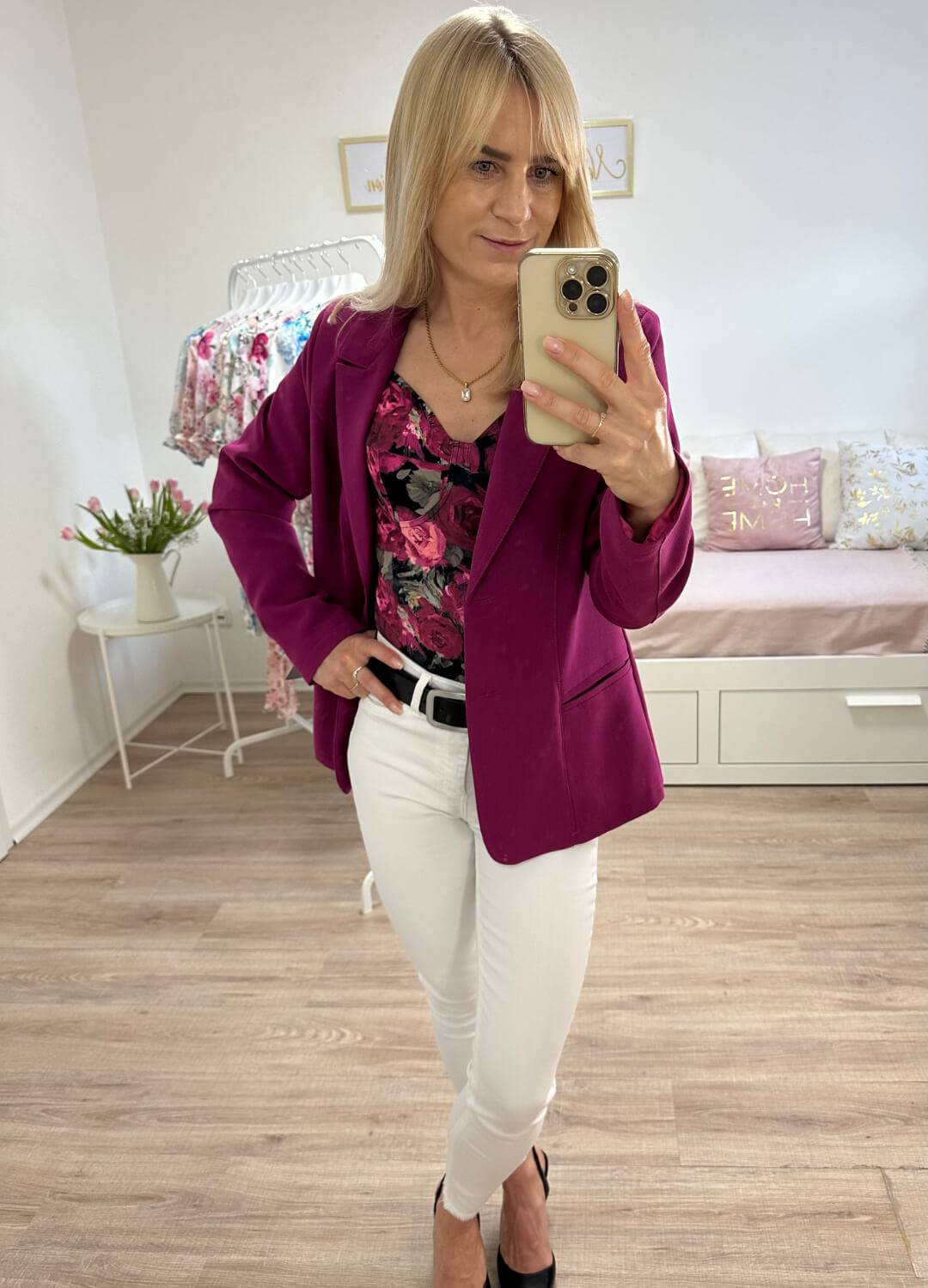 Model ist 160 cm groß und trägt einen klassischen kurzen Damenblazer Slim fit in der Farbe Fuchsien, schmal, mit Puffärmeln. Blazer ist aus Mischung 80 % Viskose / 15 % Polyester / 5 % Elasthan, einreihiger in der Größe S kombiniert mit spanischer Damenbluse und weißen Hosen. Hintergrund Weiß. Nella Fashion Shop
