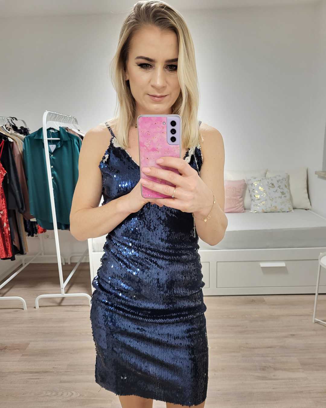 Damen Minikleid kurz mit V-Ausschnitt + Pailletten Marine Blau. Das Kleid ist Armlos - Spaghettiträger und hat einen Reißverschluss auf der Rückseite.

Frauen Minikleid kurz mit einem Schlitz von 8 cm auf der Rückseite und M Größe – 10 cm.
Das Kleid hat ein eingenähtes Innenfutter. Perfektes Kleid für Party, Silvester oder ähnliche Anlässe. 