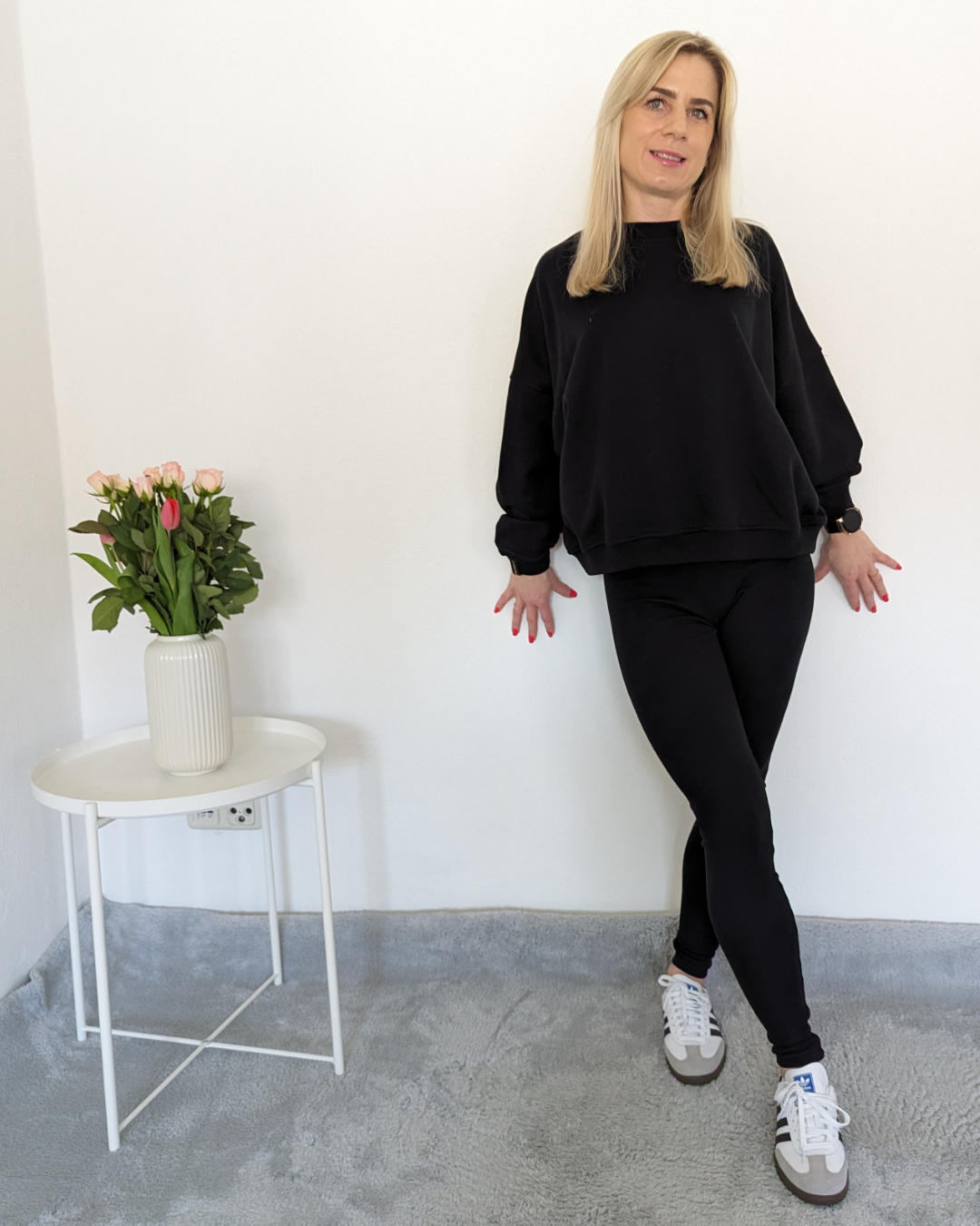 Model trägt das Rosa kurze Damen Oversized Sweatshirt XXL-Format mit passenden gerippten Push-up Leggings in Schwarz  auf ein Weißenhintergrund 