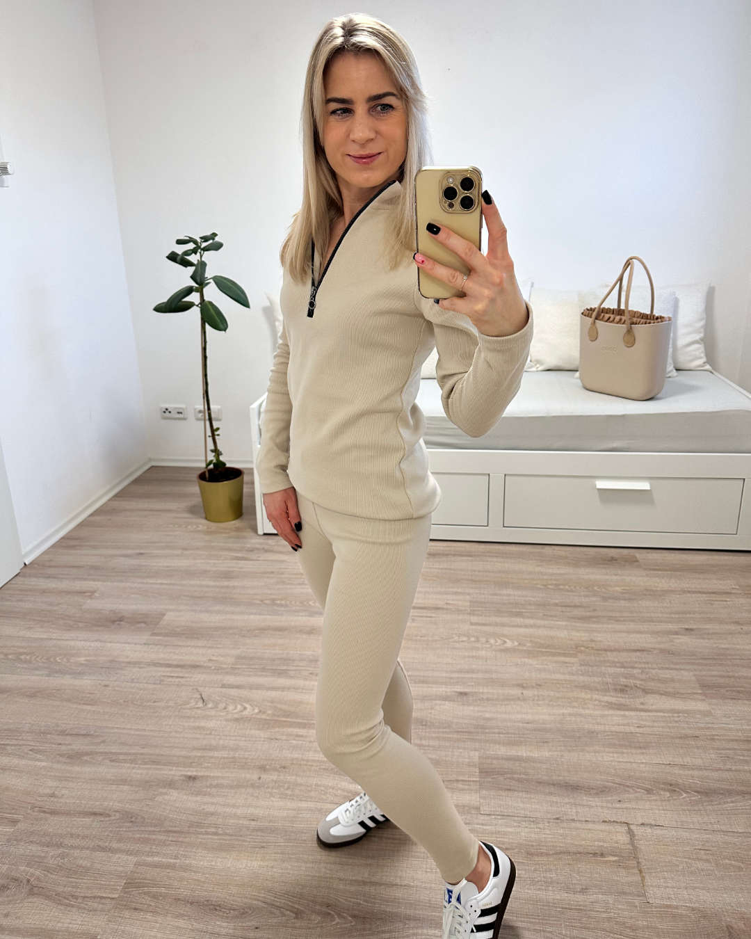 Longsleeve Langarmshirt mit Zip Reißverschluss für Damen kombiniert mit gerippten Leggings ist der Mode-Trend perfekter Sport-Look für Alltag oder Yoga, Gym, und Fitness-Training. Oberteil, Langarmshirt und Leggings bieten einen angenehmen Komfort, ist leicht 95 % Baumwolle, mit einem V-Ausschnitt versehen, ein luxuriöser Stil für Damen in Beige Farbton Seiten Ansicht Links 