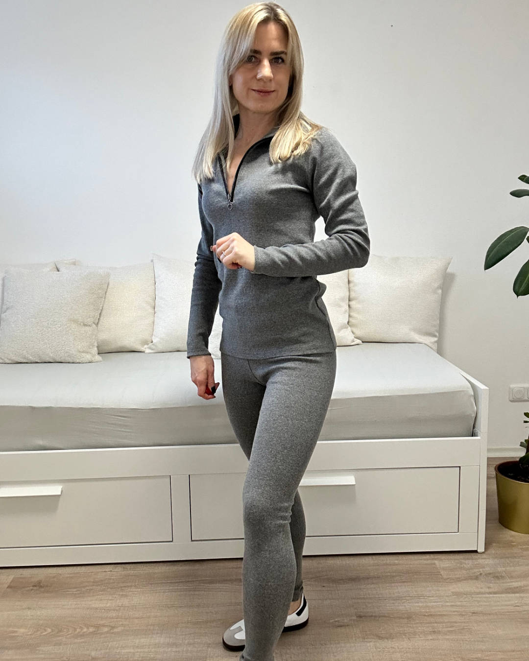 Longsleeve Langarmshirt mit Zip Reißverschluss für Damen kombiniert mit gerippten Leggings ist der Mode-Trend perfekter Sport-Look für Alltag oder Yoga, Gym, und Fitness-Training. Oberteil, Langarmshirt und Leggings bieten einen angenehmen Komfort, ist leicht 95 % Baumwolle, mit einem V-Ausschnitt versehen, ein luxuriöser Stil für Damen in Grau Farbton Vorne Anischt