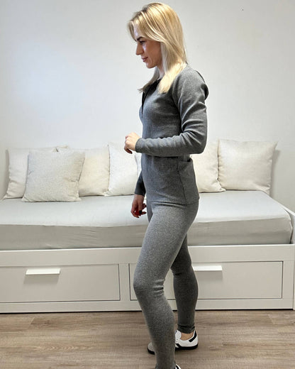 Longsleeve Langarmshirt mit Zip Reißverschluss für Damen kombiniert mit gerippten Leggings ist der Mode-Trend perfekter Sport-Look für Alltag oder Yoga, Gym, und Fitness-Training. Oberteil, Langarmshirt und Leggings bieten einen angenehmen Komfort, ist leicht 95 % Baumwolle, mit einem V-Ausschnitt versehen, ein luxuriöser Stil für Damen in Grau Farbton Links Ansicht 