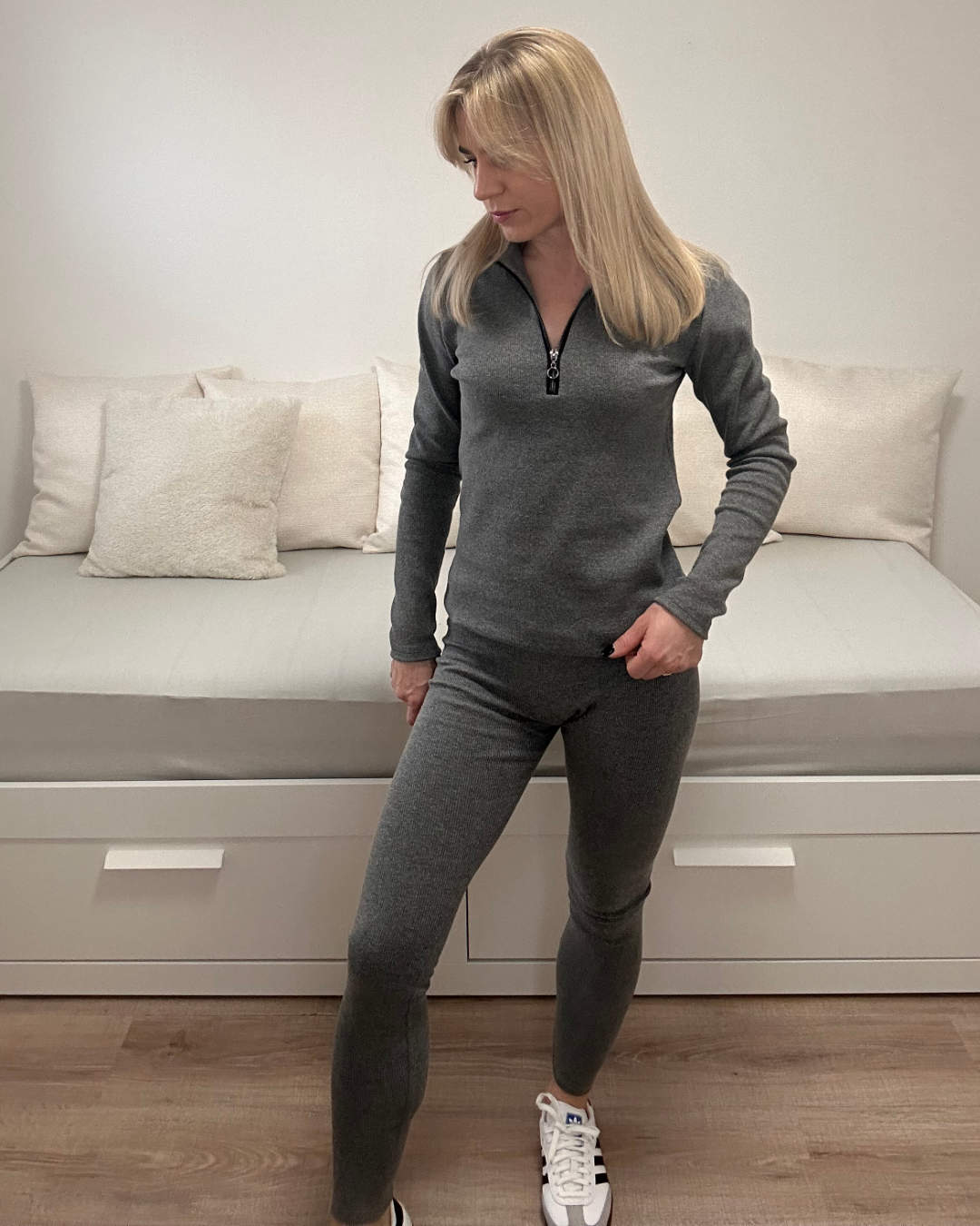 Longsleeve Langarmshirt mit Zip Reißverschluss für Damen kombiniert mit gerippten Leggings ist der Mode-Trend perfekter Sport-Look für Alltag oder Yoga, Gym, und Fitness-Training. Oberteil, Langarmshirt und Leggings bieten einen angenehmen Komfort, ist leicht 95 % Baumwolle, mit einem V-Ausschnitt versehen, ein luxuriöser Stil für Damen in Grau Farbton Vorne Ansicht