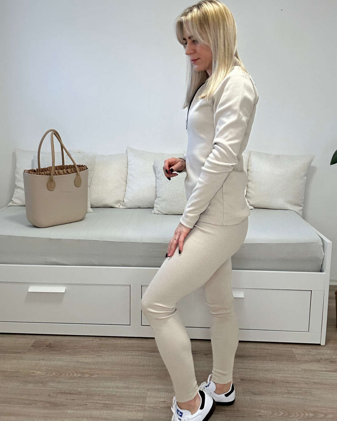 Longsleeve Langarmshirt mit Zip Reißverschluss für Damen kombiniert mit gerippten Leggings ist der Mode-Trend perfekter Sport-Look für Alltag oder Yoga, Gym, und Fitness-Training. Oberteil, Langarmshirt und Leggings bieten einen angenehmen Komfort, ist leicht 95 % Baumwolle, mit einem V-Ausschnitt versehen, ein luxuriöser Stil für Damen in Beige Farbton Seite