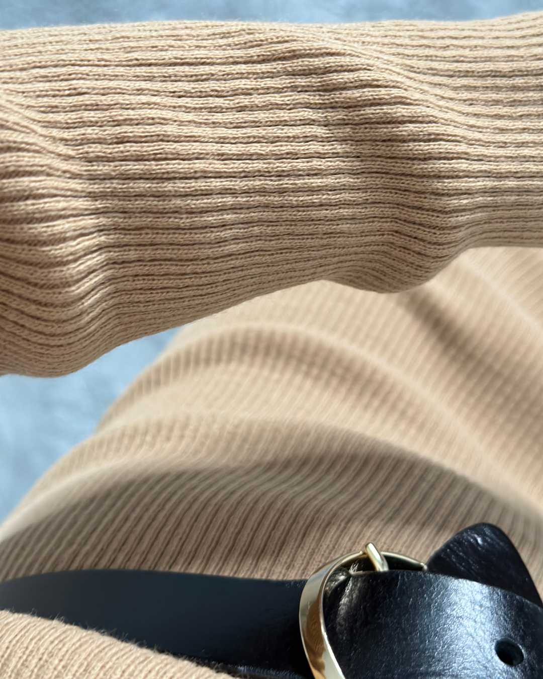Material in der Nähe vom gerippte Pullover Kleid Rundhalls Camel Sofia