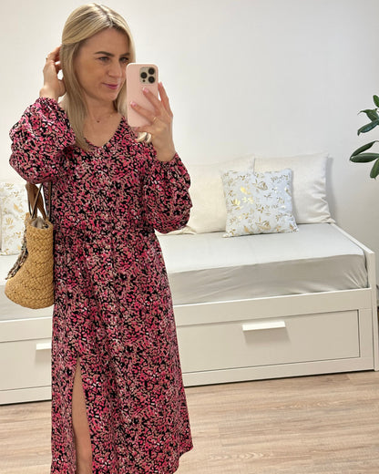 Model ist 160 cm groß und trägt das S/M Knöchellanges elegantes Midi Langarm-Kleid in Schwarz mit Punktenmuster, mit V-Ausschnitt, Seitenschlitz und elastischen Gummibündchen an den Armen sowie in der Teile, aus 60 % Viskose, 35 % Polyester, 5 % Elasthan, alles auf ein Weißenhintergrund, Accessoires: Schuhe, Tasche, Handy, online kaufen bei Nella Fashion Shop Deutschland