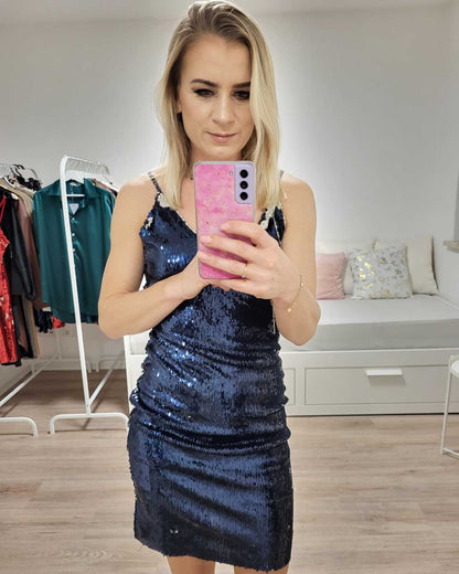 Model präsentiert auf einem weißen Hintergrund das Blue Minikleid in 36 mit Spaghettiträgern und praktischen Reißverschluss auf der Rückseite. Erhältlich bei Nella Fashion Shop in Größe 36 und 38 sowie Farben Rot oder Blau   