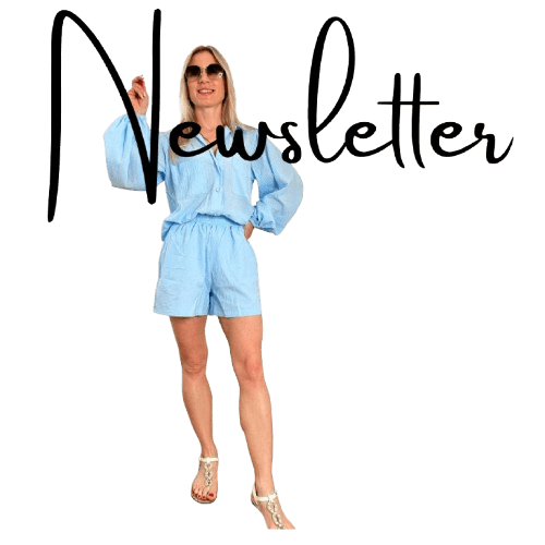 Newsletter-Foto bei Nella and Fashion Shop im Hintergrund von einem Model in einem Babyblue musseln-Set