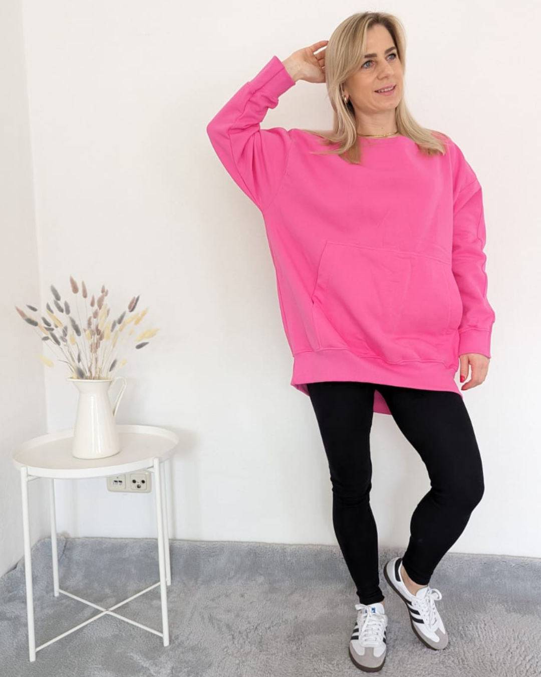 Oversized Langarm Damen Sweatshirt Rundhals mit schulterfreien Oberteilen aus Baumwolle, lang und innen gefüttert, Ganzjahres Hoodie mit Kängurutaschen, die Ärmelenden sind mit einem gerippten Bündchen in Trendfarben und Einheitsgröße XS bis XL.  Neon Rosa