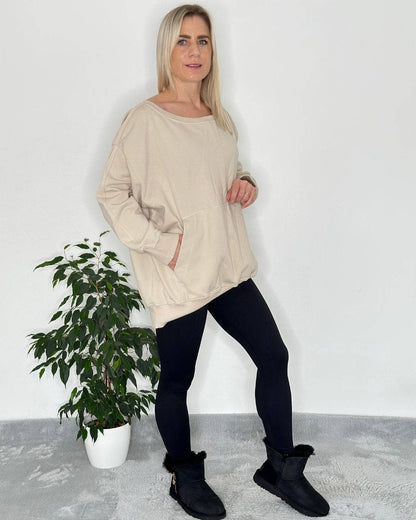 Oversized Langarm Damen Sweatshirt Rundhals mit schulterfreien Oberteilen aus Baumwolle, lang und innen gefüttert, Ganzjahres Hoodie mit Kängurutaschen, die Ärmelenden sind mit einem gerippten Bündchen in Trendfarben Hell Beige und Einheitsgröße XS bis XL. 