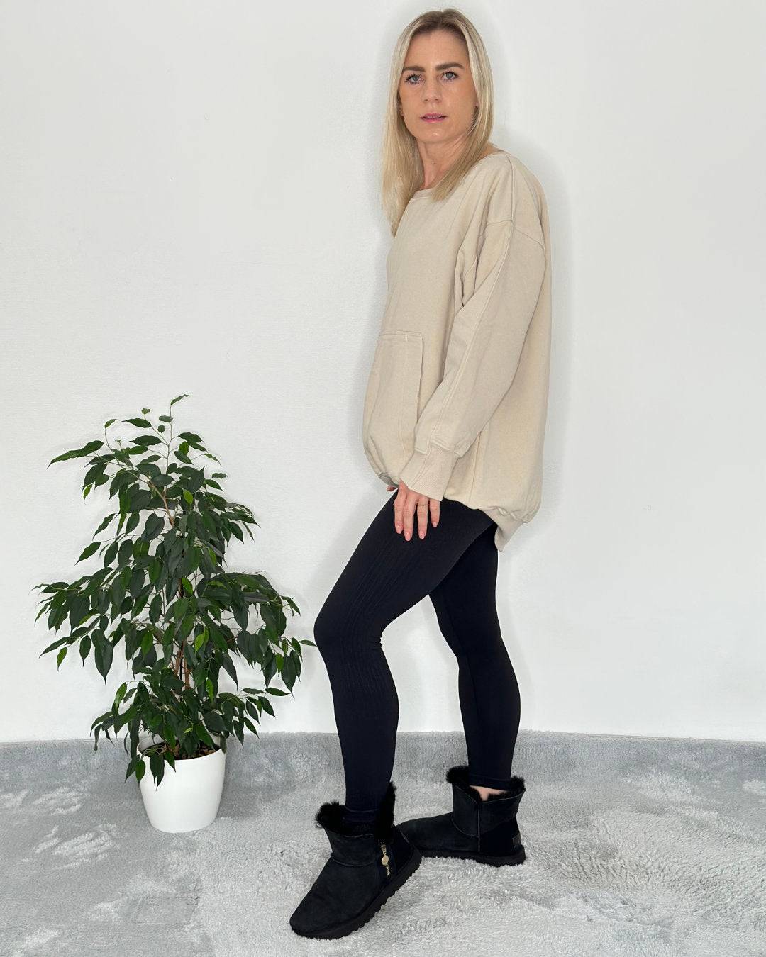 Oversized Langarm Damen Sweatshirt Rundhals mit schulterfreien Oberteilen aus Baumwolle, lang und innen gefüttert, Ganzjahres Hoodie mit Kängurutaschen, die Ärmelenden sind mit einem gerippten Bündchen in Beige und Einheitsgröße XS bis XL. 