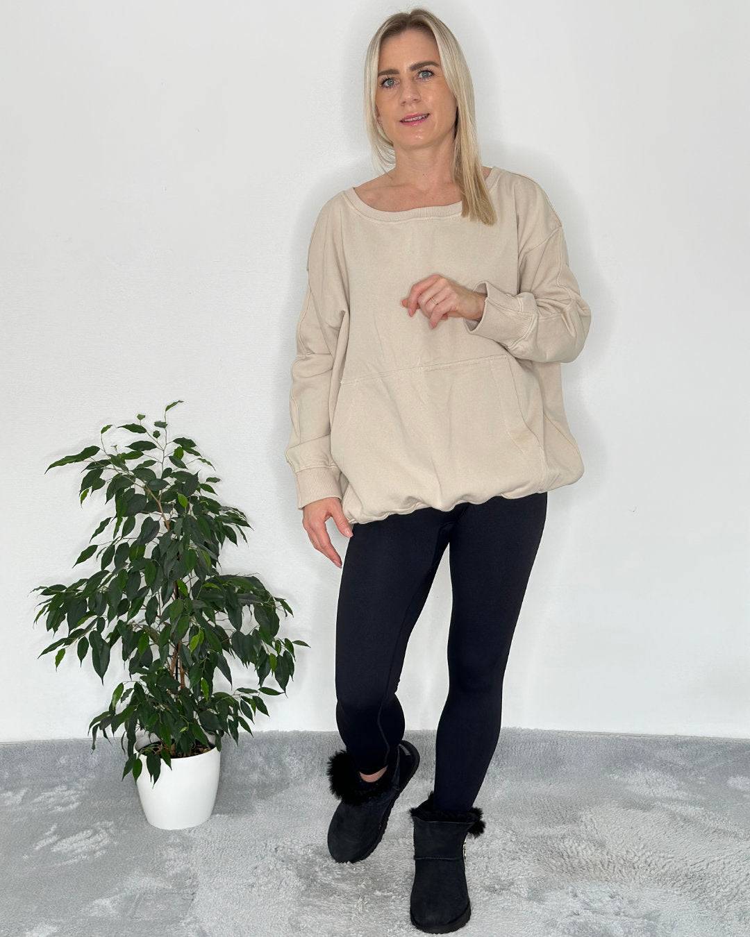 Oversized Langarm-Sweatshirt Rundhals, mit schulterfreien Oberteilen und Kängurutaschen aus Baumwolle, innen gefüttert, Oberteil ist lang und mit gerippten Bündchen, Ärmelenden und in Trendfarben und Einheitsgröße XS bis XL. 