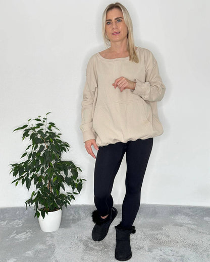Oversized Langarm-Sweatshirt Rundhals, mit schulterfreien Oberteilen und Kängurutaschen aus Baumwolle, innen gefüttert, Oberteil ist lang und mit gerippten Bündchen, Ärmelenden und in Trendfarben und Einheitsgröße XS bis XL. 