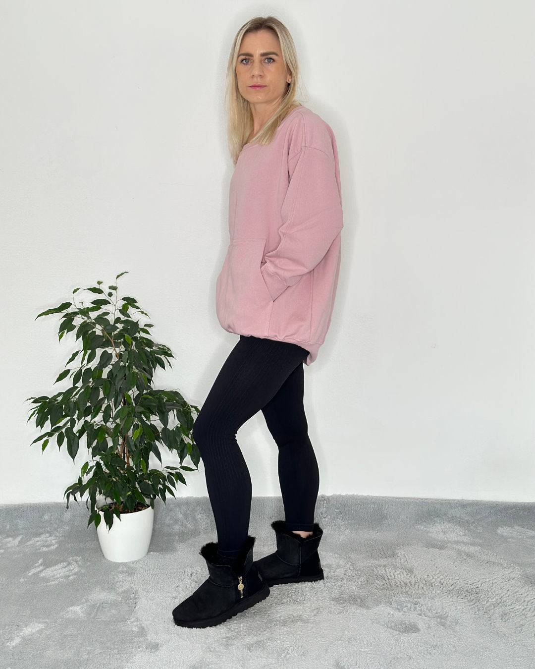 Oversized Langarm-Sweatshirt Rundhals, mit schulterfreien Oberteilen und Kängurutaschen aus Baumwolle in Trendfarbe Rosa und Einheitsgröße XS bis XL. 
