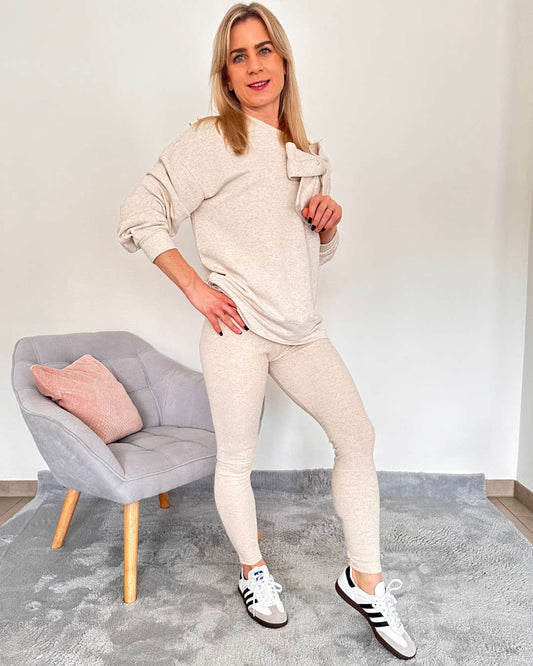 Model ist 160 cm groß und trägt Oversized-Sweatshirts mit großer Schleife vorne in Einheitsgröße XS bis M - kombiniert mit den gerippten dehnbaren Leggings mit Gummi in der Teile bietet es einen bequemen, eleganten und sportlichen-look für den Alltag. Alle aus 95 % Baumwolle / 5 % Elasthan. Auf ein Weißenhintergrund, Nella Fashion Online Shop   