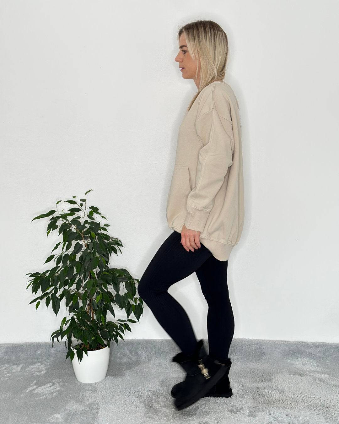 Oversized Sweatshirt ohne Kapuze Hell Beige mit schulterfreien Oberteilen aus Baumwolle, lang und innen gefüttert, Ganzjahres Hoodie mit Kängurutaschen, die Ärmelenden sind mit einem gerippten Bündchen Herbst Winter Damen Outfit Inspiration in Trendfarben und Einheitsgröße XS bis XL. 
