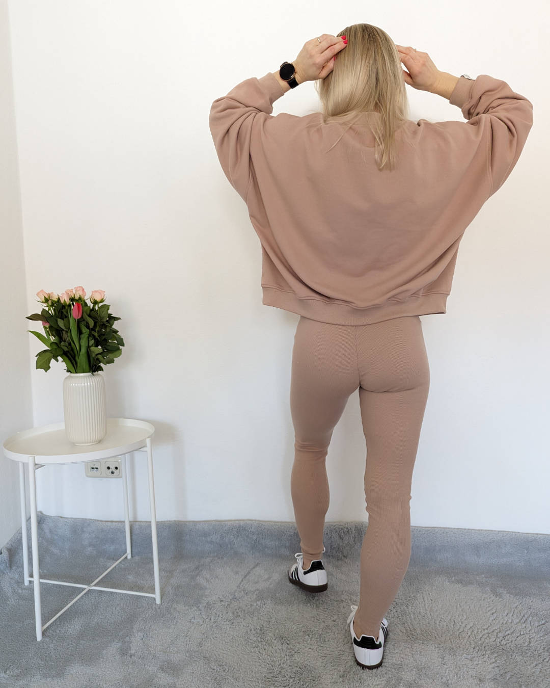 Kurze Damen Oversized Sweatshirt XXL - Format mit passenden gerippten Push-up Leggings mit hohem Bund in Trendfarben 2024 Baumwolle weibliche Alltags-Leggings in Beige (Nudefarbe) Hinten 