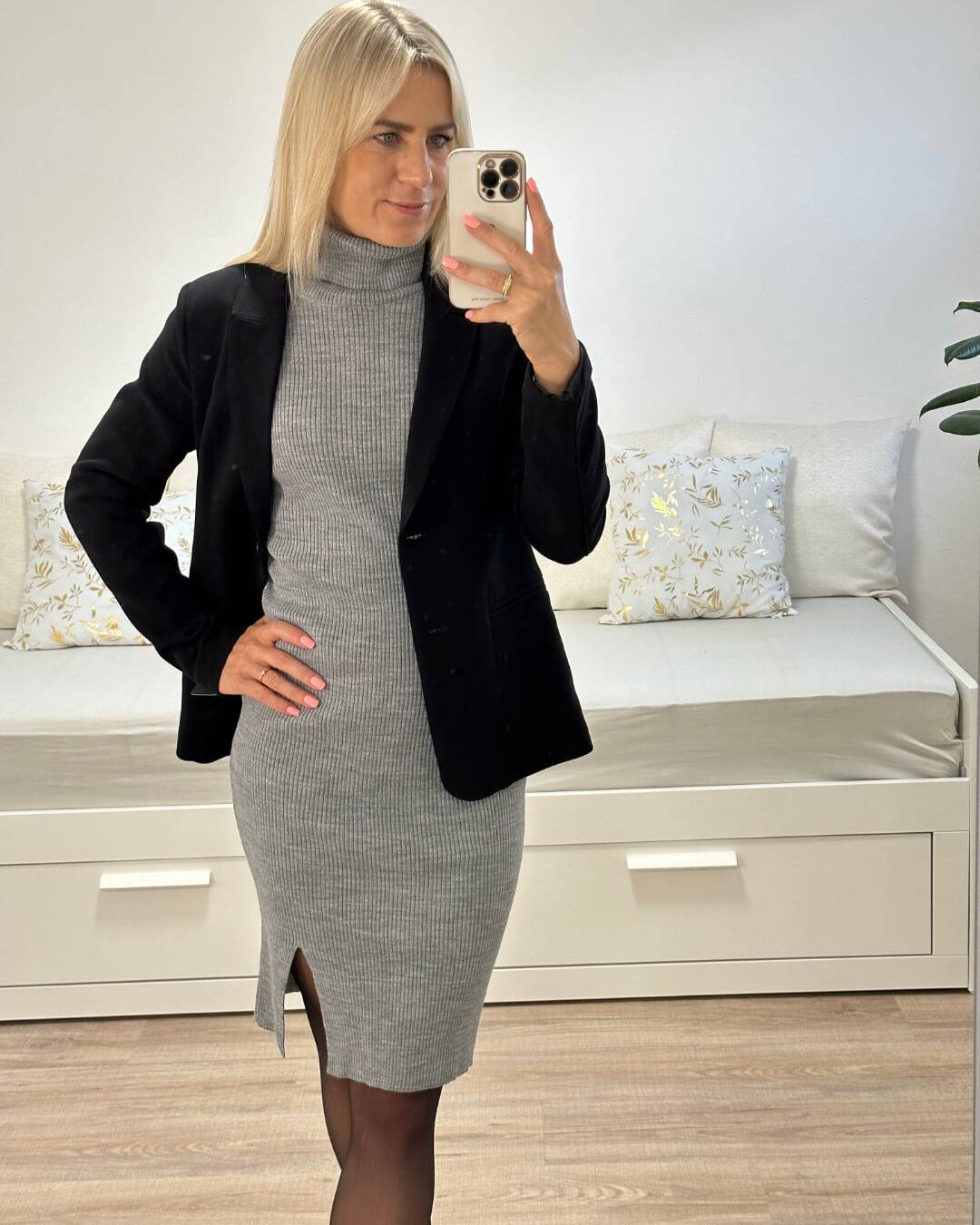 Model ist  160 cm groß und trägt ein Rollkragen-Strickkleid Sofia 2 in Camel  mit klassischer Damen-Blazer Slim fit. Aus 100 % Acryl und langen Ärmeln kombiniert mit einer Damentasche und Boots ist dieses Kleid perfekt für Herbst. Erhältlich bei Nella Fashion Shop in Einheitsgröße (XS/XL) und 2 Farben: Grau und Camel. Foto Hintergrund Weiß.