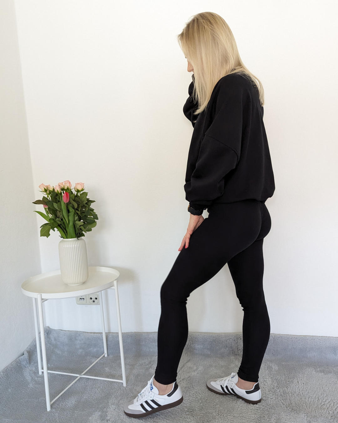 Schwarze kurze Damen Oversized Sweatshirt XXL-Format mit passenden Gerippten Push-up Leggings aus Baumwollemir auf ein Weißenhintergrund, Nella Fashion Shop