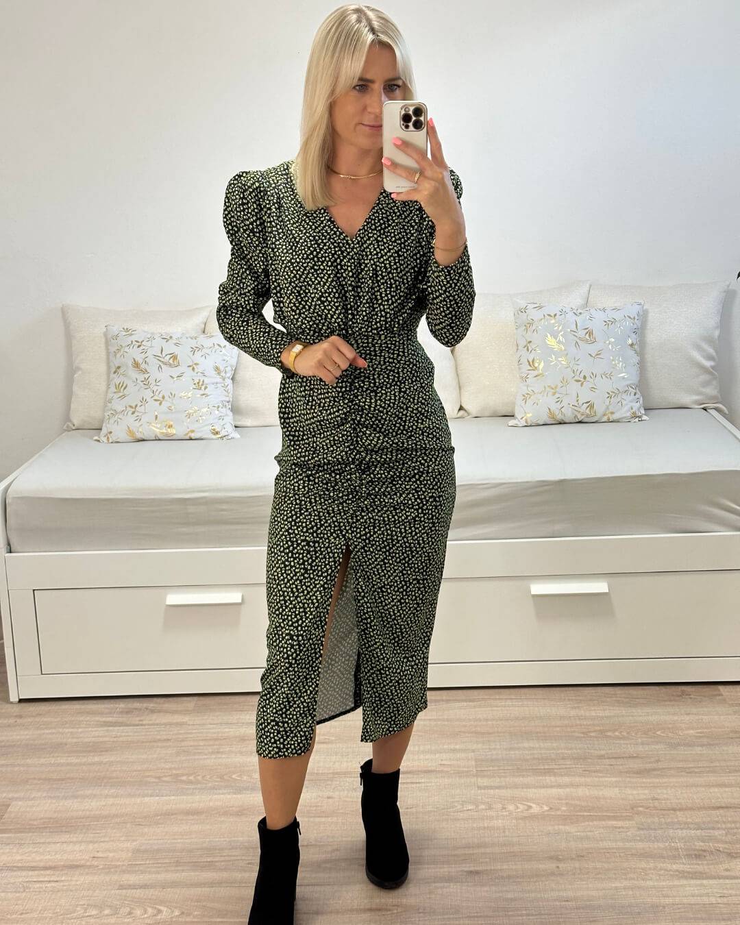 Model ist 160 cm groß und trägt das Enges Figurbetontes Schwarzes Midi Kleid mit grünen und gelben punkten muster, Lang mit V-Ausschnitt dazu ein Schlitz Vorne, Langarm mit Puffärmel und Reissverschluss hinten, Gummiband in Teile. Dazu Boots High Heels Schwarze. Aus 85% Viskose / 13% Polyester / 2 % Elastan Mischung. Alles auf ein Weißenhintergrund. Nella Fashion Shop 