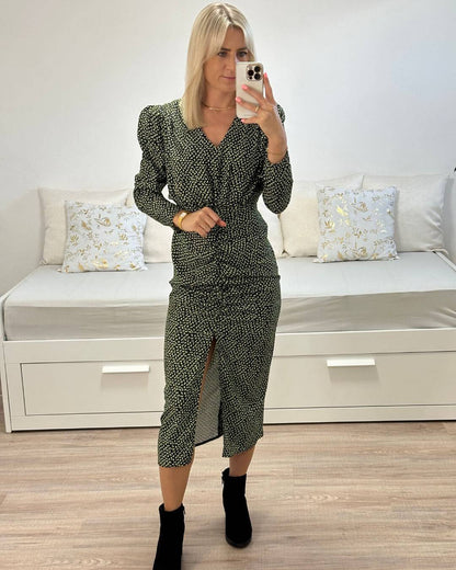 Model ist 160 cm groß und trägt das Enges Figurbetontes Schwarzes Midi Kleid mit grünen und gelben punkten muster, Lang mit V-Ausschnitt dazu ein Schlitz Vorne, Langarm mit Puffärmel und Reissverschluss hinten, Gummiband in Teile. Dazu Boots High Heels Schwarze. Aus 85% Viskose / 13% Polyester / 2 % Elastan Mischung. Alles auf ein Weißenhintergrund. Nella Fashion Shop 