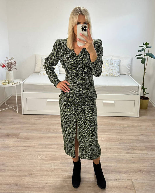 Model ist 160 cm groß und trägt das Enges Figurbetontes Schwarzes Midi Kleid mit grünen und gelben punkten muster, Lang mit V-Ausschnitt dazu ein Schlitz Vorne, Langarm mit Puffärmel und Reissverschluss hinten, Gummiband in Teile. Dazu Boots High Heels Schwarze. Aus 85% Viskose / 13% Polyester / 2 % Elastan Mischung. Alles auf ein Weißenhintergrund. Nella Fashion Shop 