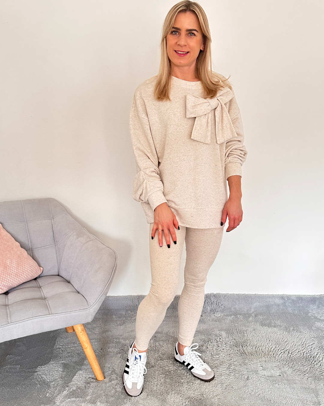 Model ist 160 cm groß und hat das beige Oversized-Sweatshirt Beige mit einer Großen, Süßen Schleife vorne. Zusammen mit Leggings ist das ein perfektes Set für Damen. Set in Einheitsgröße (von XS - bis M) und 95 % Baumwolle / 5 % Elasthan bei Nella Fashion Online-Shop erhältlich 