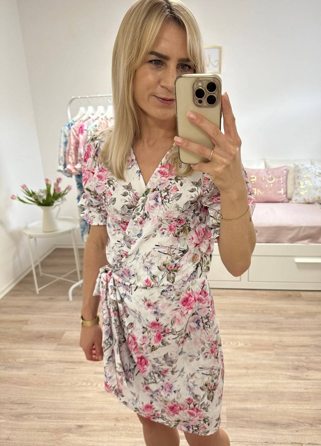 Mini Wickel-Kleider mit Blumen-Motiven in Weiß mit Grau - Rosa BLumenmuster und Kurzarm, das perfekte Outfit für jede Frau in Größe S, M, L. Der V-Ausschnitt verleiht dezent die Weiblichkeit. Der Außen Stoffgürtel betont schön die Taille bei den Kleidern. Kleider "NELLA" Inspiration für verschiedene Anlässe wie Hochzeiten, Kommunion