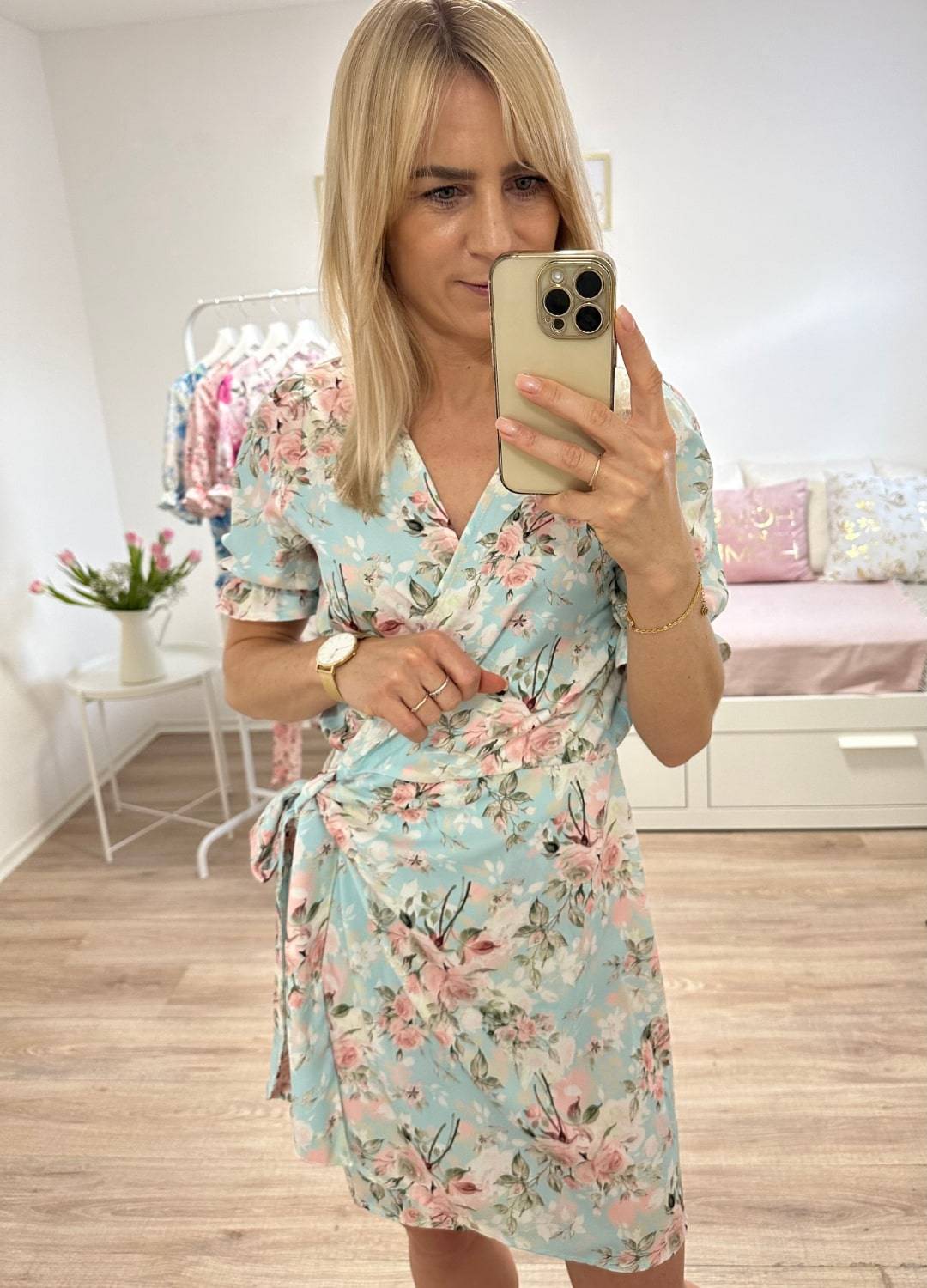 Mini Wickel Sommerkleid für Damen mit Hellblau mit Rosa Blumenmuster in Größe S, M, L, Kurzarm wird von innen mit einer Schleife zusammengebunden und passt sich so jeder Figur perfekt an. Der V-Ausschnitt verleiht dezent die Weiblichkeit. Kleider "NELLA" Inspiration für verschiedene Anlässe wie Taufe, sowie für Sommertage.