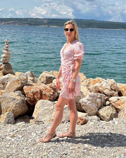 Mini Wickel-Kleider mit Blumen-Motiven in Puderrosa und Kurzarm, das perfekte Outfit für jede Frau in Gr. S, M,L. Der V-Ausschnitt verleiht dezent die Weiblichkeit. Der Außen Stoffgürtel betont schön die Taille bei den Kleidern. Kleider "NELLA" Inspiration für verschiedene Anlässe wie Hochzeiten, Kommunion, Kurzes Damen Kleid für Meer Sommer