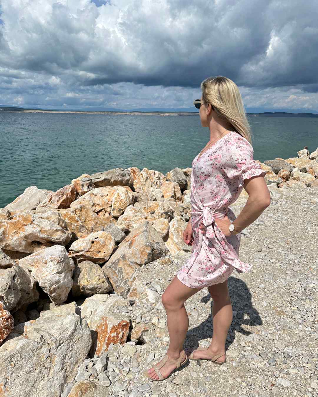 Wickel Mini Sommerkleid für Damen mit V-Ausschnitt in Blumenmuster, mit Schleife und Grüße S, M, L, kurz NELLA in Puderrosa Farbe, Kurzes Damen Kleid für Sommer