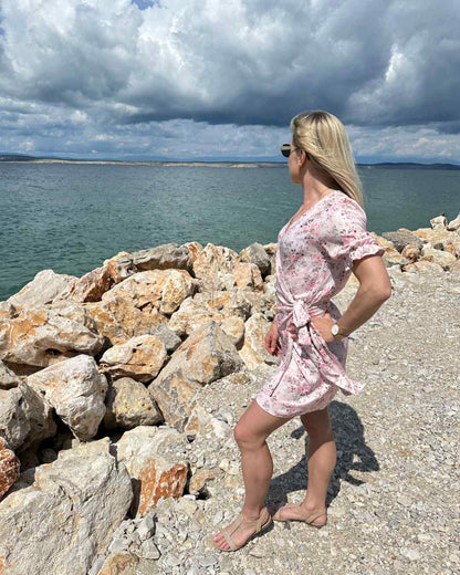Wickel Mini Sommerkleid für Damen mit V-Ausschnitt in Blumenmuster, mit Schleife und Grüße S, M, L, kurz NELLA in Puderrosa Farbe, Kurzes Damen Kleid für Sommer